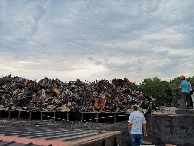 ALTE două BARJE încărcate cu DEȘEURI PERICULOASE, descoperite de inspectorii Gărzii de Mediu