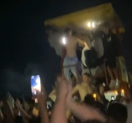 În COSTINEȘTI, DISTRACȚIA din CLUBURI s-a MUTAT pe PLAJĂ. VIDEO!