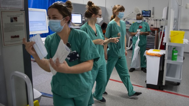 Coronavirus: Franţa începe în septembrie vaccinarea grupelor de risc cu a treia doză şi în octombrie impune plata testelor