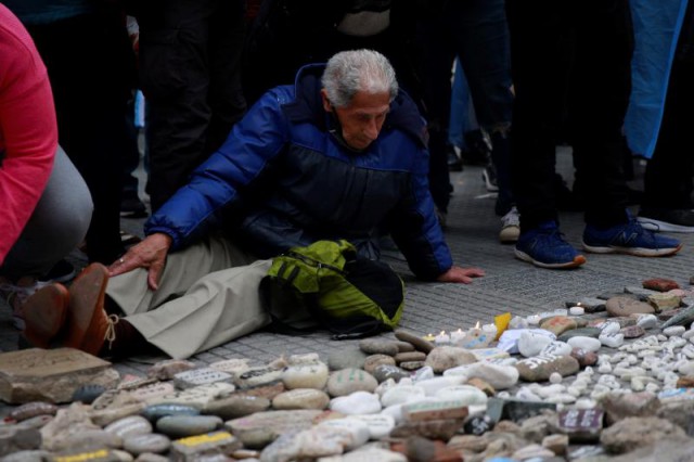 Argentina: Un 'marş al pietrelor' împotriva preşedintelui Fernandez, surprins sărbătorind în plină pandemie