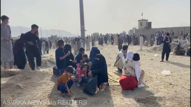 Talibanii nu îşi respectă promisiunea privind accesul afganilor pe aeroportul din Kabul