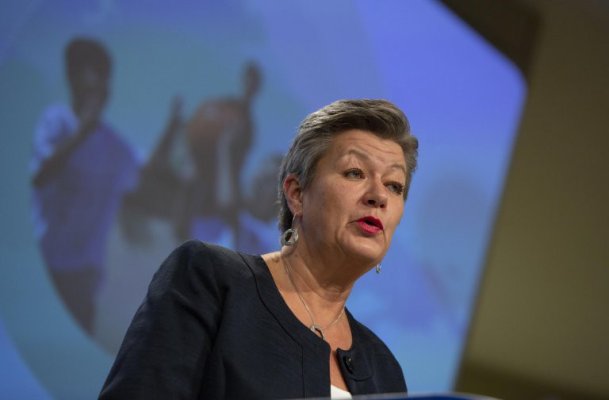 Comisar european: UE trebuie să-i primească pe afganii 'care fac obiectul unei ameninţări imediate'