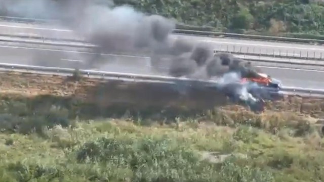 Se circulă BARĂ la BARĂ pe A2 din cauza unui AUTOTURISM care a luat FOC!