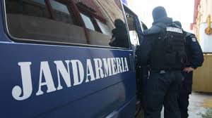 JANDARM AMENINŢAT cu un TOPOR, după ce a încercat să APLANEZE un CONFLICT