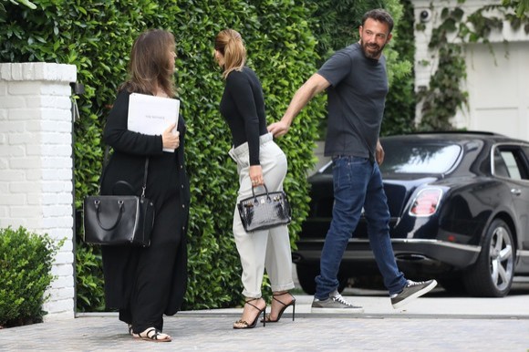Ben Affleck şi Jennifer Lopez, sărutări fierbinţi în faţa casei. Abia se pot dezlipi unul de altul