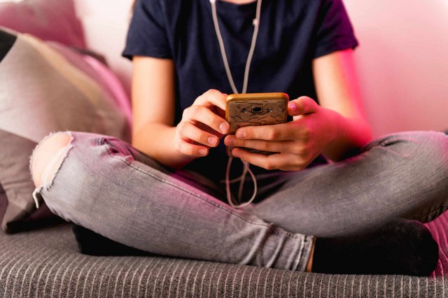 Studiu: Dependența de telefon poate afecta greutatea adolescenților