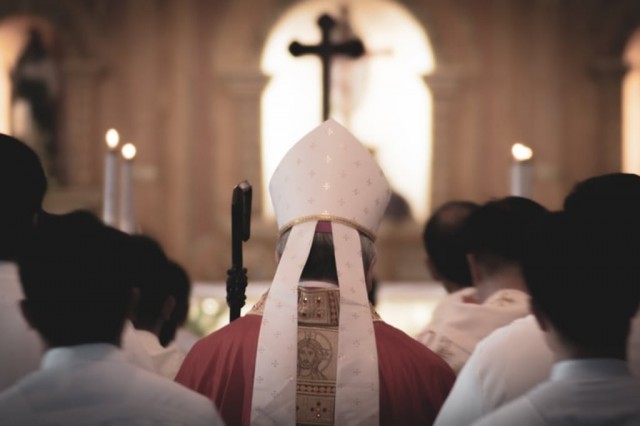 Un episcop din Brazilia demisionează după difuzarea unui videoclip în care apare în ipostaze intime
