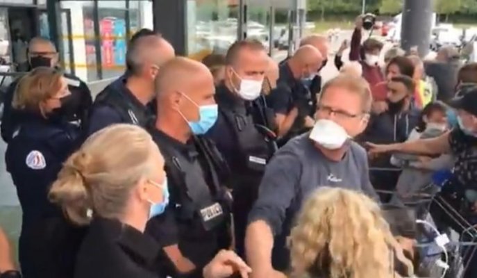 Francezii nevaccinați, protest în fața magazinelor care nu permit intrarea celor fără certificat verde. VIDEO