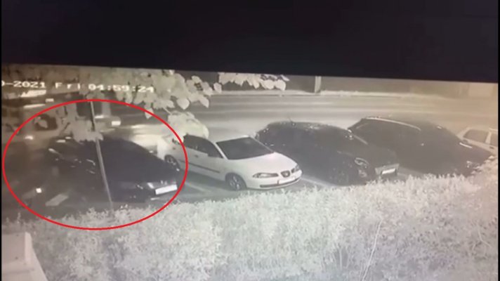 Un ȘOFER A ACROȘAT un autoturism PARCAT și și-a văzut de drum. VIDEO!