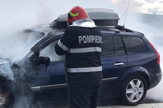 O MAȘINĂ a LUAT FOC pe bulevardul Aurel Vlaicu