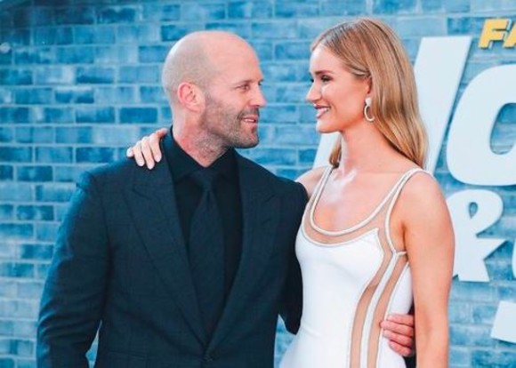 La 54 de ani, Jason Statham devine tătic a doua oară. Iubita cu 20 de ani mai tânără, din nou însărcinată