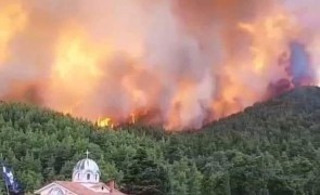 Incendiu în Grecia: Flăcările se apropie de Atena!