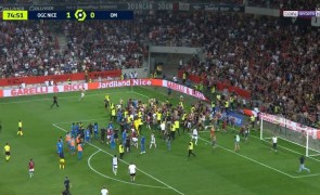 Scene incredibile în Franța: sute de fani au intrat pe teren, după un conflict cu un jucător Scene incredibile în Franța: sute de fani au intrat pe teren, după un conflict cu un jucător