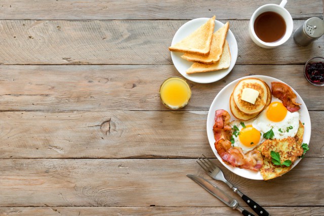 Studiu: Proteinele consumate dimineața susțin o mai bună creștere musculară