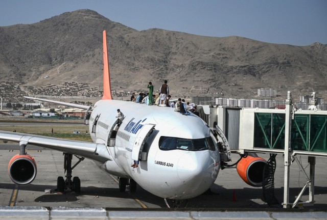 Pericolul tot mai mare determină avioanele comerciale din SUA să ajute la evacuările din Afganistan