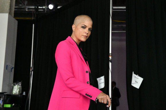 Selma Blair a anunțat că scleroza multiplă este în remisie. Tratamentul cu celule stem a ajutat-o