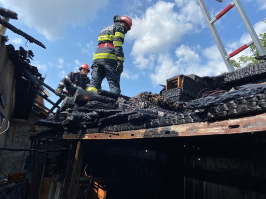 O femeie a ajuns la SPITAL, după ce o gospodărie a LUAT FOC, din cauza unui SCURTCIRCUIT electric