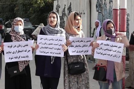 Femeile afgane îi înfruntă pe talibani: Nu vom renunța la dreptul nostru la educație