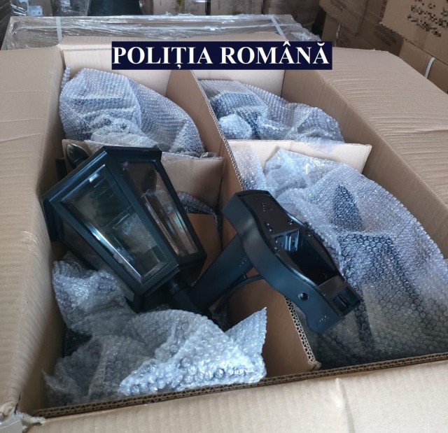 LĂMPI din PLASTIC, în valoare de 172.600, RIDICATE în Portul Constanţa Sud Agigea