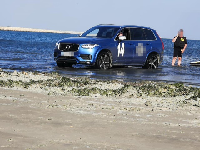 Un ȘOFER care a intrat cu MAȘINA în MARE, pe o plajă din Năvodari, a fost AMENDAT