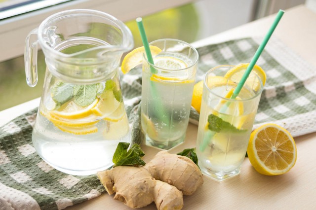 Băuturi detoxifiante care te ajută să scapi de grăsimea de pe abdomen