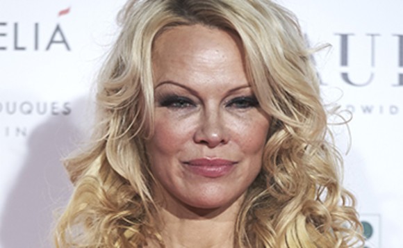 Pamela Anderson s-a luptat 13 ani cu o boală care a pus-o în pericol de moarte