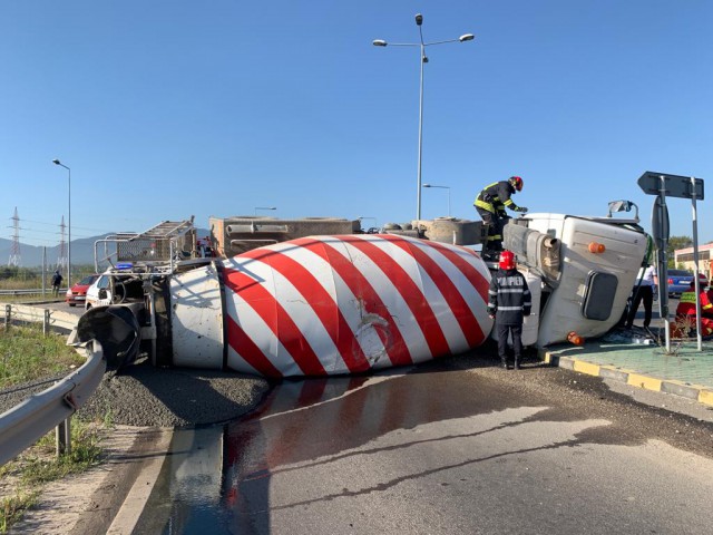O BETONIERĂ s-a RĂSTURNAT la ieșire din NEGURENI