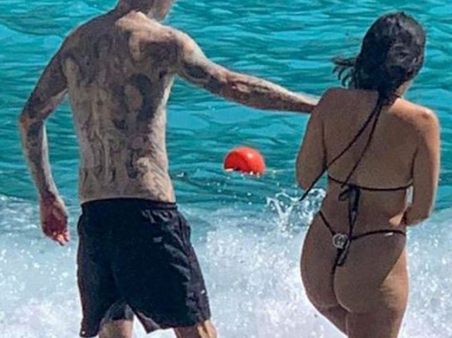 Ce vedetă a purtat aceşti bikini... riscanţi pe o plajă din Italia?