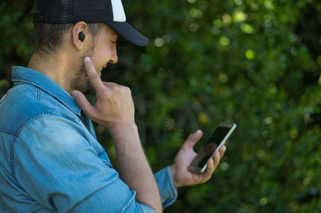Studiu: Căștile purtate în urechi pot deteriora auzul?
