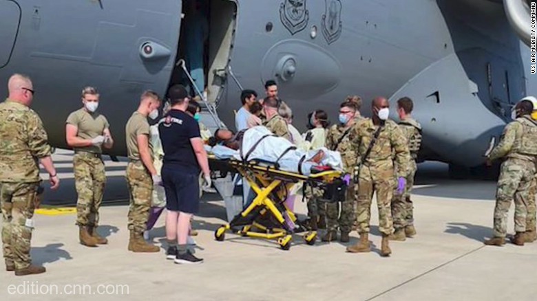 Micuţa afgană născută într-un avion american a fost botezată 'Reach'