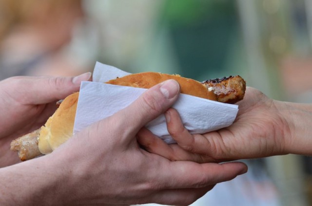Studiu: Consumul unui hot dog scurtează viata cu 36 de minute