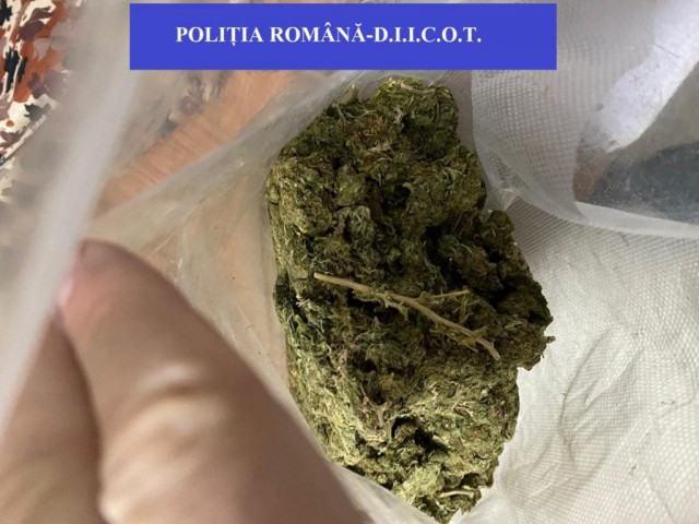 Un CERCETAT pentru FURT a fost PRINS cu droguri în ŞIFONIER