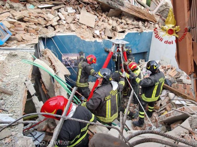 Un câine, salvat de pompieri de sub dărâmături la 30 de ore de la explozia mortală dintr-un imobil din Torino