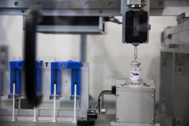 Un sistem robotizat extrage mai multe doze de vaccin din același flacon, înlăturându-se pierderile