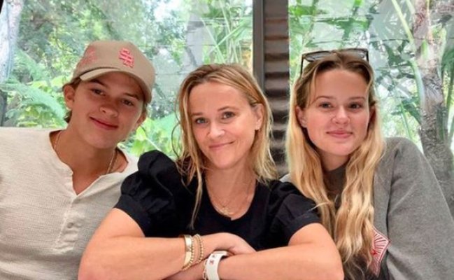 Ce copii mari şi frumoşi are Reese Witherspoon! Fiica de 21 de ani îi seamănă leit