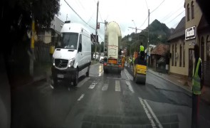 'Sindromul Dorel': Drum extrem de circulat, se asfaltează pe o ploaie torențială. VIDEO!