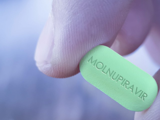 Molnupiravir, un potențial tratament oral pentru pacienții cu forme ușoare și moderate de COVID-19