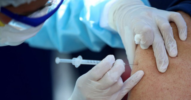 Studiu: Riscul cheagurilor de sânge, mult mai mare la trecerea prin boală decât la vaccinarea anti-COVID