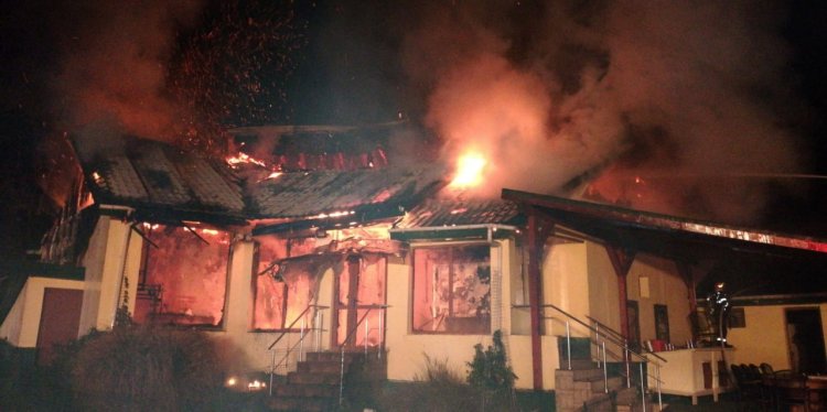DE FRICĂ să nu fie PĂRĂSIT de mama sa, un BĂRBAT cu PROBLEME PSIHICE a DAT FOC la CASĂ