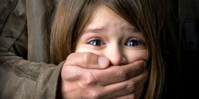 PEDOFILUL care a agresat două FETE de 7 și 8 ANI VREA în LIBERTATE
