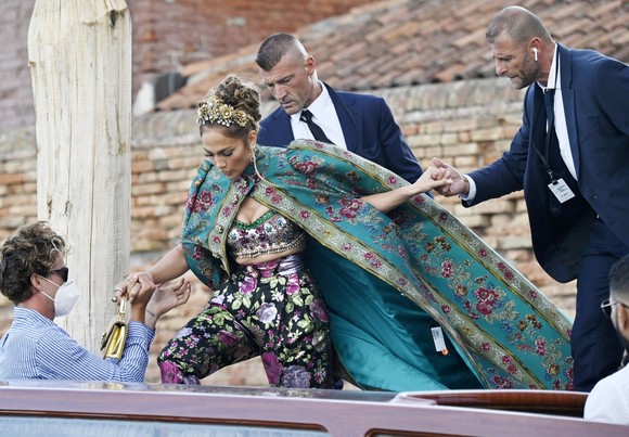 Jennifer Lopez, greșeală de stil la Veneția. Artista a fost imediat taxată pentru gafă