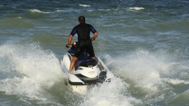 Două persoane CĂZUTE de pe SKIJET, în PERICOL de ÎNEC, în Saturn