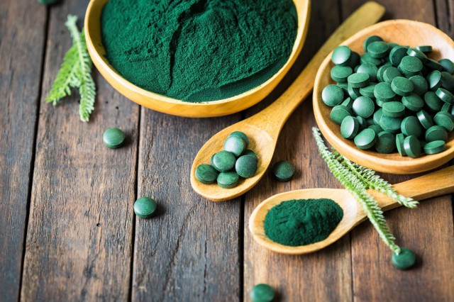 Consumul de spirulină în combinație cu exercițiile fizice ajută bărbații să slăbească