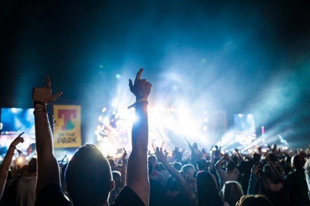 Festivalurile muzicale britanice, pregătite pentru public în pofida numărului ridicat de cazuri de COVID-19