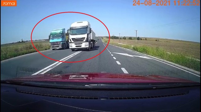 La un PAS de MOARTE după ce un TIR a DEPĂȘIT neregulamentar! VIDEO