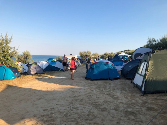 Plaja SĂLBATICĂ de la TUZLA, luată cu ASALT de TURIȘTI. VIDEO!