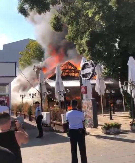 ALERTĂ! TERASA MOTOR din MAMAIA a LUAT FOC! Focul s-a EXTINS și la alte două locații. VIDEO