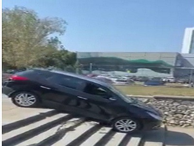 Cascadorul Râsului! Un șofer a încercat să COBOARE scările din Parcul Tăbăcărie cu MAȘINA VIDEO