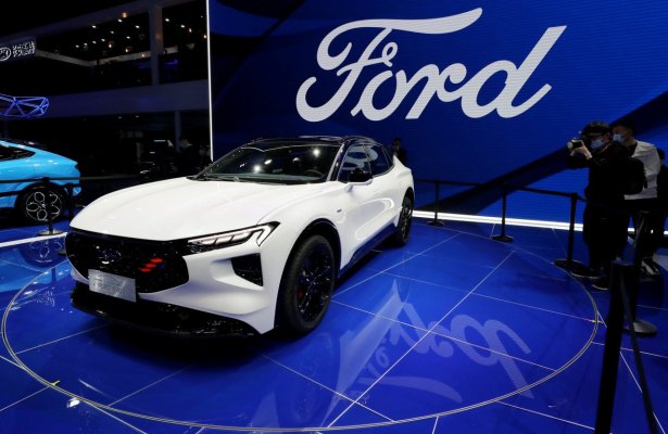 Acţiunile Ford cresc după angajarea unui fost director de la Apple şi Tesla