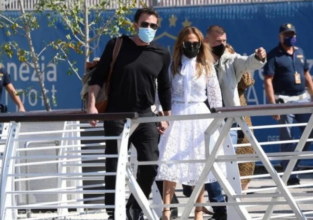 Ben Affleck şi Jennifer Lopez şi-au făcut apariţia împreună la Veneţia